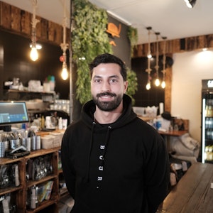 Geschäftsführer Mazlum Akyol steht im Café Buur in Köln.