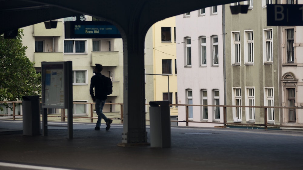 Mann geht alleine über den Bahnhof Süd in Köln.