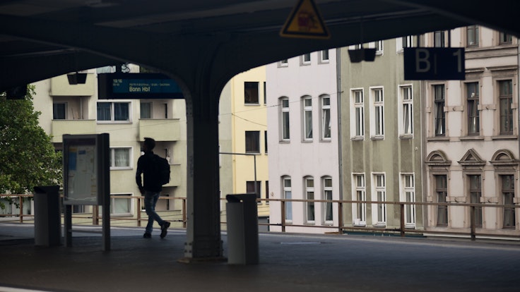 Mann geht alleine über den Bahnhof Süd in Köln.