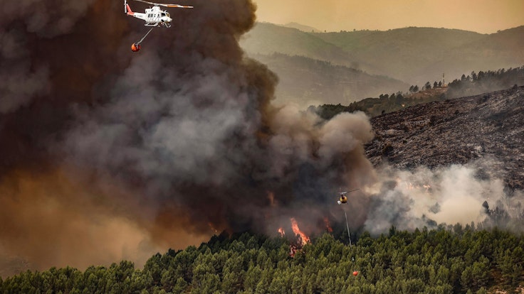 Dieses Mitte August aufgenommene Symbolfoto zeigt Löschhubschrauber, die einen einen Waldbrand auf dem spanischen Festland bei Valencia bekämpfen.