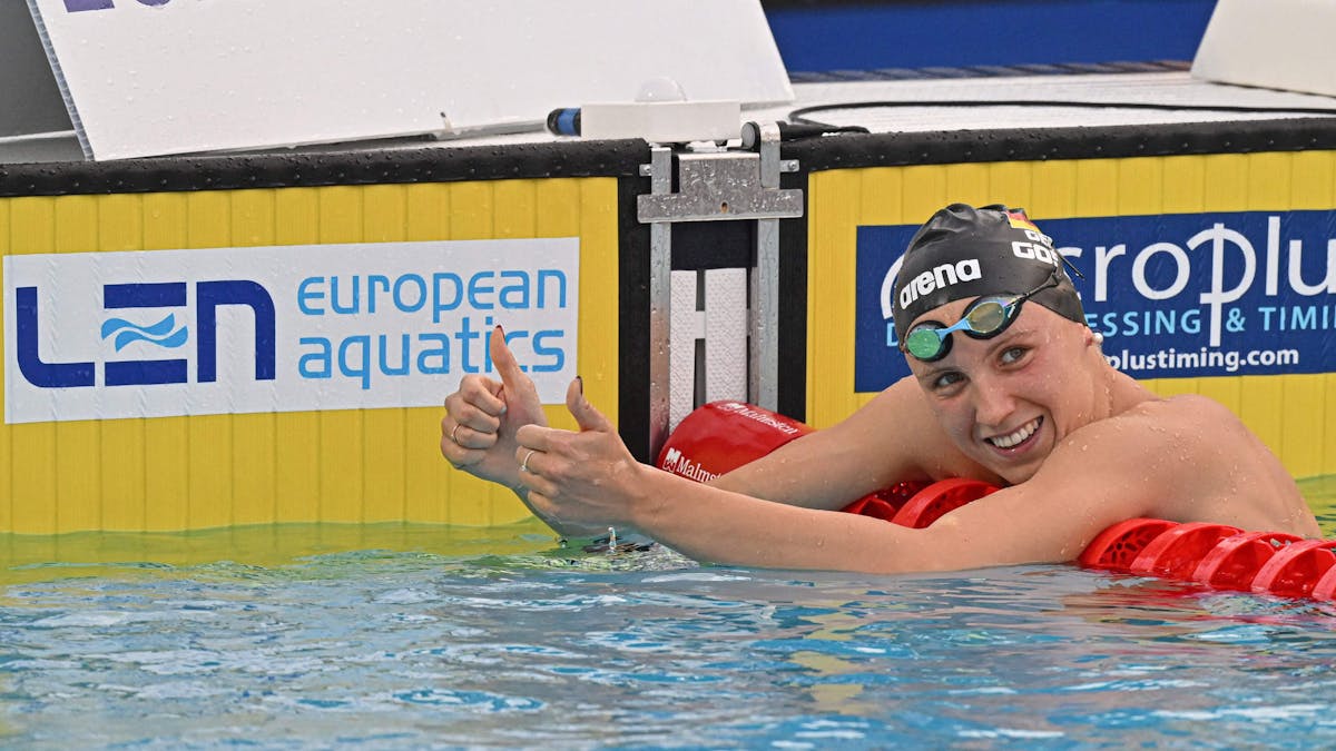 Isabel Gose bejubelt mit beiden Daumen nach oben ihren Gold-Coup über 400 Meter Freistil bei der Schwimm-EM in Rom.