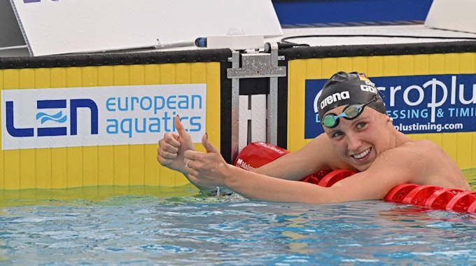 Isabel Gose bejubelt mit beiden Daumen nach oben ihren Gold-Coup über 400 Meter Freistil bei der Schwimm-EM in Rom.