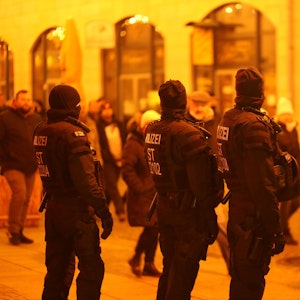 Polizisten stehen bei einer Demonstration vor den Teilnehmern, die gegen die Corona-Maßnahmen protestieren. Unser Foto stammt vom Dezember 2021 aus Sachsen-Anhalt.