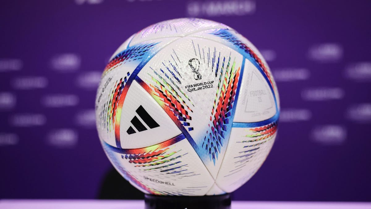 Der offizielle Spielball für die Katar-WM wird zur Schau gestellt.