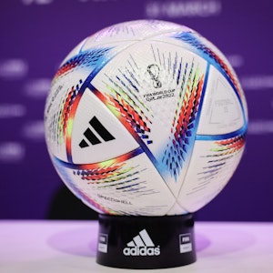 Der offizielle Spielball für die Katar-WM wird zur Schau gestellt.