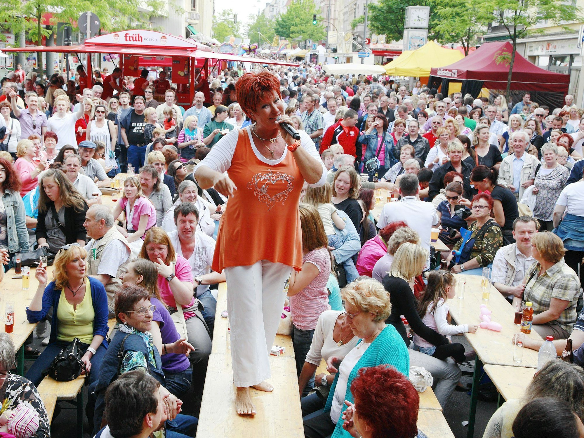 Marita Köllner singt auf dem Straßenfest in Nippes.