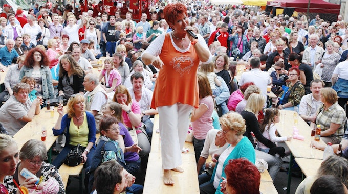 Marita Köllner singt auf dem Straßenfest in Nippes.