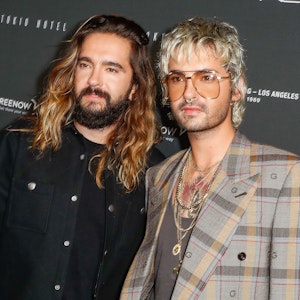 Tom Kaulitz (l) und sein Bruder Bill Kaulitz kommen zu einem Event von Tokio Hotel.
