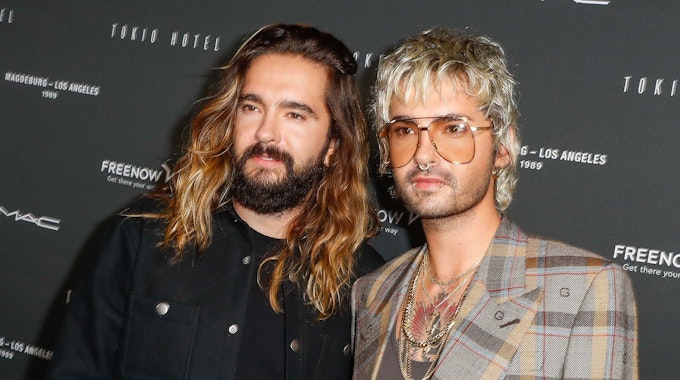 Tom Kaulitz (l) und sein Bruder Bill Kaulitz kommen zu einem Event von Tokio Hotel. (zu dpa: «Ein Fetischclub von Tokio Hotel? - Celle macht ungewöhnliches Angebot») +++ dpa-Bildfunk +++