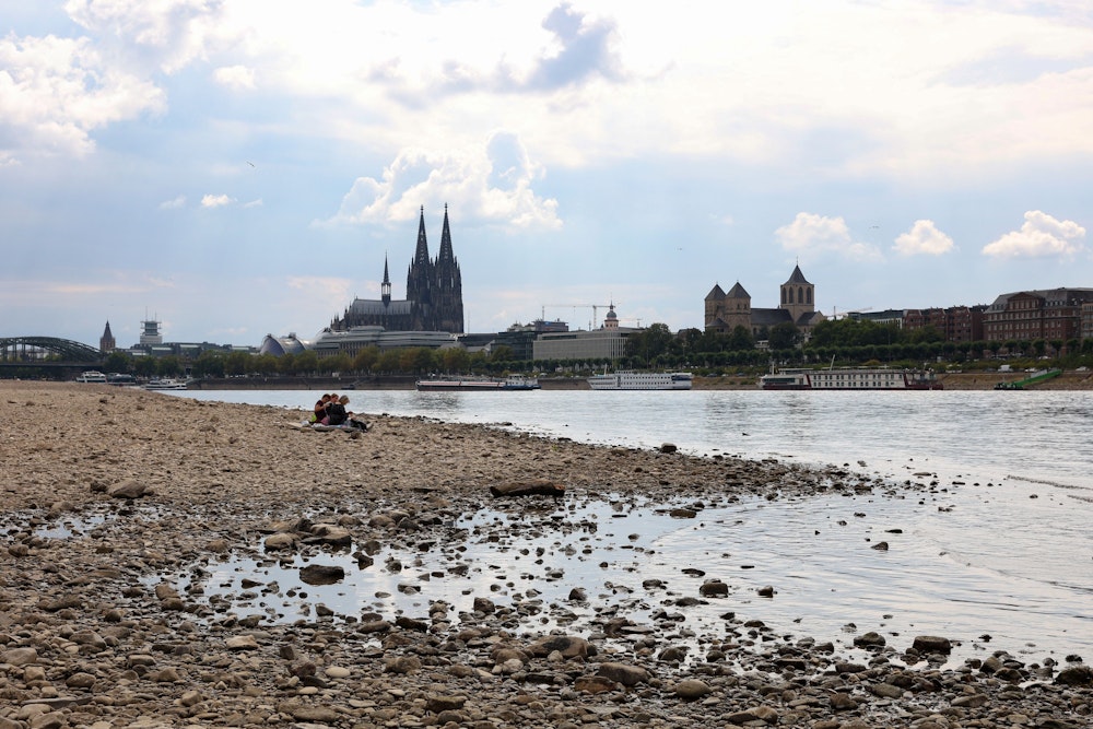 Niedrigwasser von 75 cm am Rheinufer zwischen Hohenzollernbrücke und Zoobrücke Foto (Foto vom 15.08.2022)