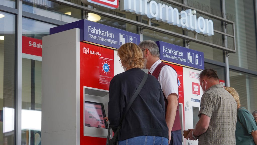 Reisende lösen am 7. Juni 2022 an einem Fahrkartenautomaten Bahnfahrkarten.&nbsp;
