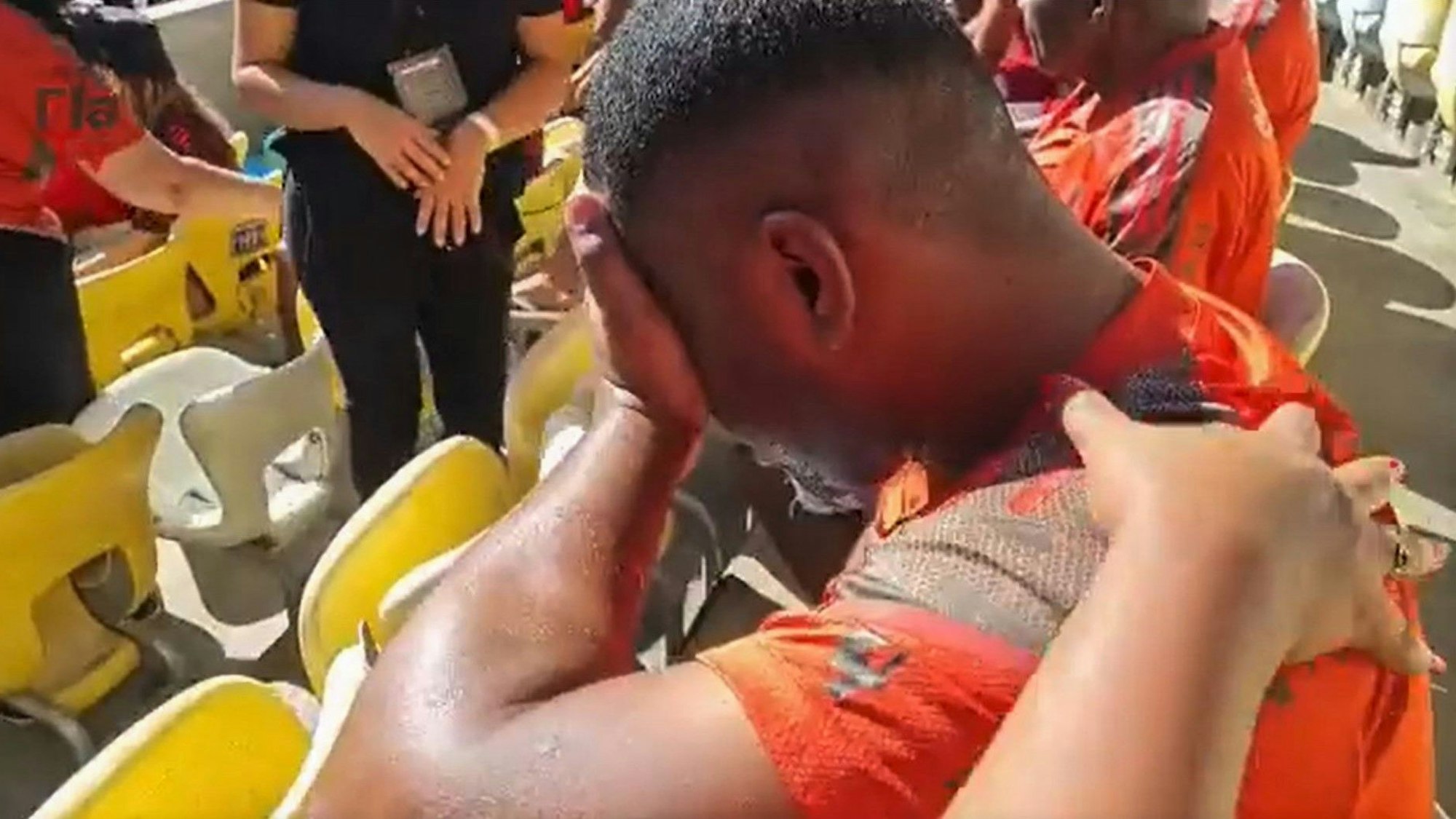 Im Maracanã-Stadion weint ein Obdachloser vor Rührung, nachdem ihm der heimische Erstligist Flamengo zum ersten Mal in seinem Leben ins Stadion eingeladen hat. 