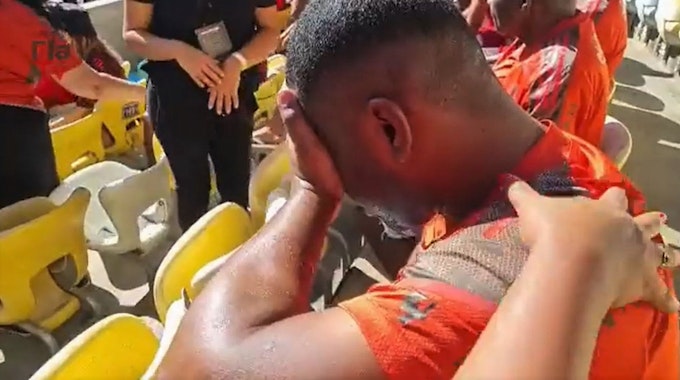 Im Maracanã-Stadion weint ein Obdachloser vor Rührung, nachdem ihm der heimische Erstligist Flamengo zum ersten Mal in seinem Leben ins Stadion eingeladen hat.