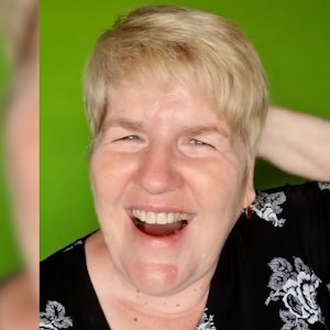 Lachtrainerin Carmen Goglin zeigt in einem Instagram-Video eine Lach-Übung.
