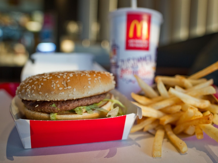 Big Mac und Pommes liegen in einem McDonald's auf einem Tisch.
