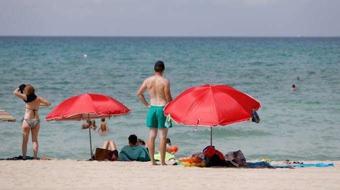 Menschen sonnen sich am Strand von Arenal auf Mallorca. +++ dpa-Bildfunk +++