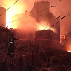 Mittwoch, 17. August 2022: Ein Feuerwehrmann versucht nach einem Raketenangriff in Zatoka in Odessa die Flammen zu löschen.