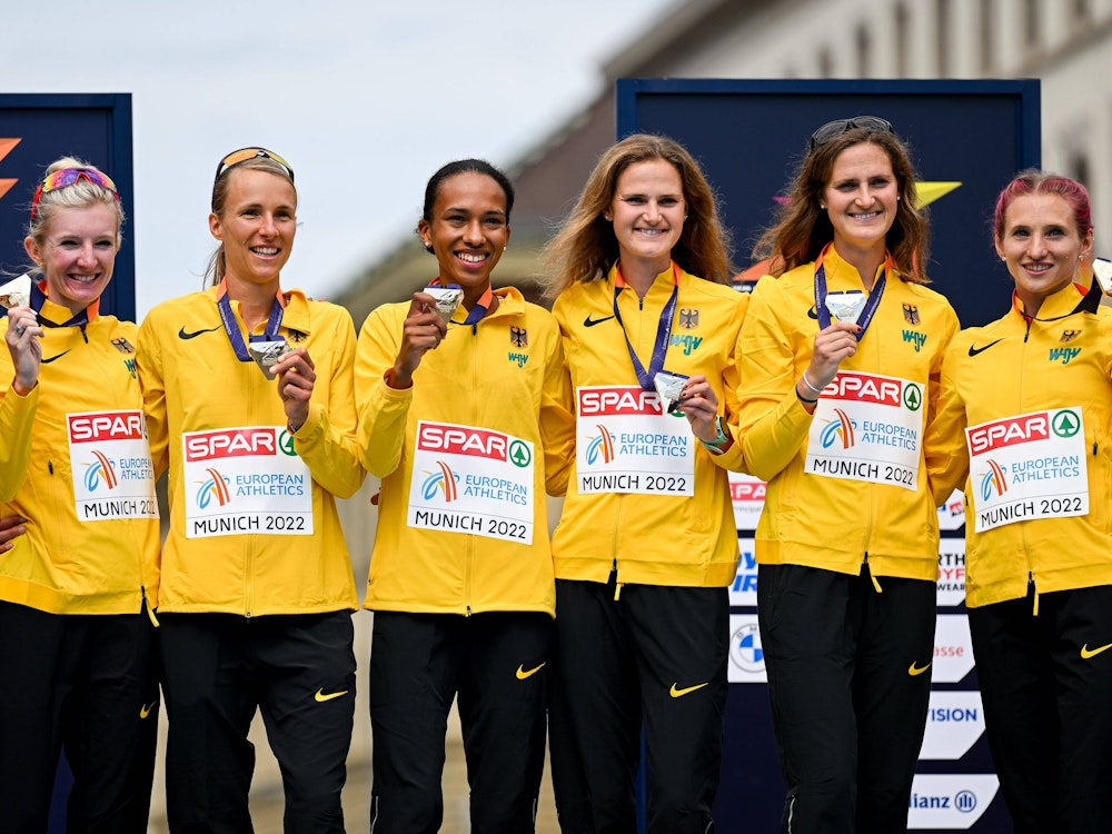 Die deutschen Marathonläuferinnen halten auf dem Podest ihre Goldmedaillen in den Händen.