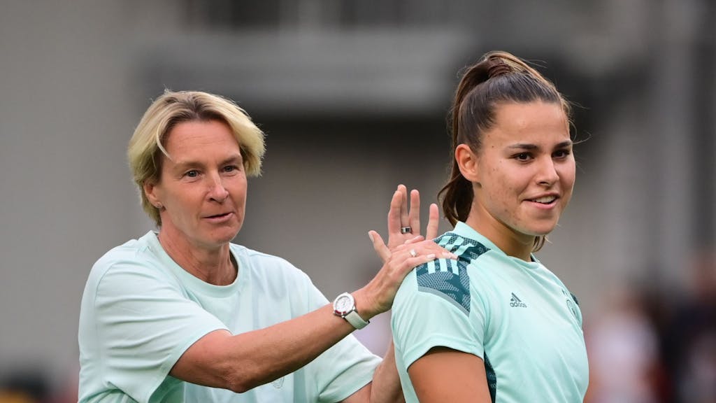 Bundestrainerin Martina Voss-Tecklenburg (l.) klopft ihrer Spielerin Lena Oberdorf am 21. Juli 2022 auf die Schulter.