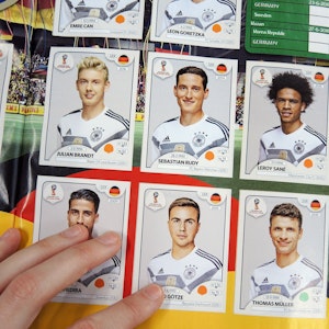 Blick in das Sammelalbum von Panini mit dem Deutschland-Kader für die WM 2018. Jetzt steht auch das DFB-Aufgebot des Sticker-Giganten für die WM 2022.