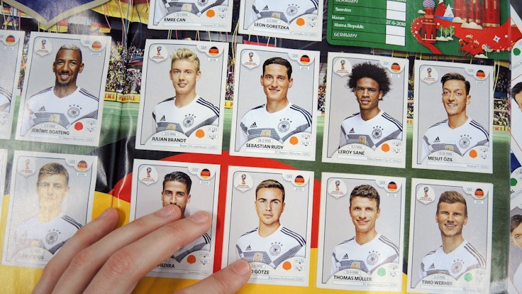 Blick in das Sammelalbum von Panini mit dem Deutschland-Kader für die WM 2018. Jetzt steht auch das DFB-Aufgebot des Sticker-Giganten für die WM 2022.