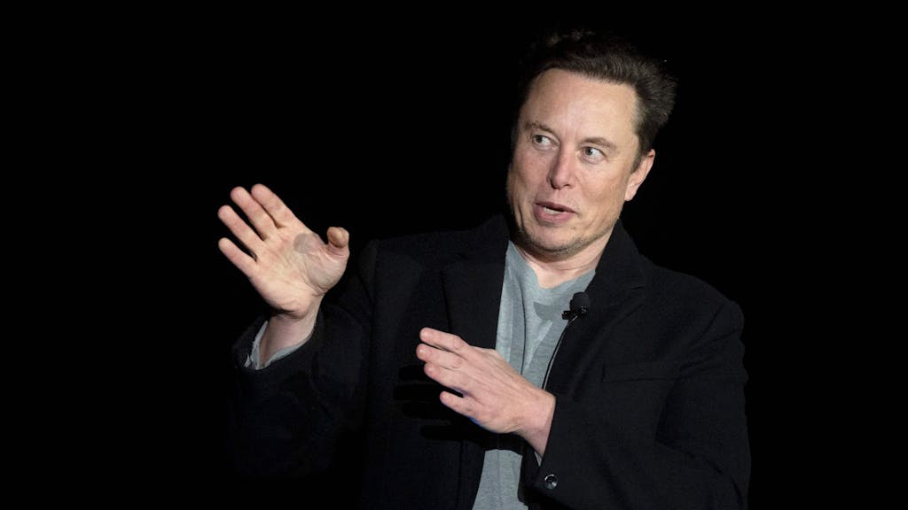 Elon Musk spricht und gestikuliert mit seinen Händen.&nbsp;