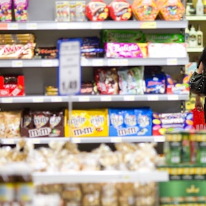 Netto geht jetzt in den sozialen Medien einen Markenhersteller aggressiv an. Unser Archivbild (2011) zeigt eine Kundin in der Süßwarenabteilung eines Supermarkts.