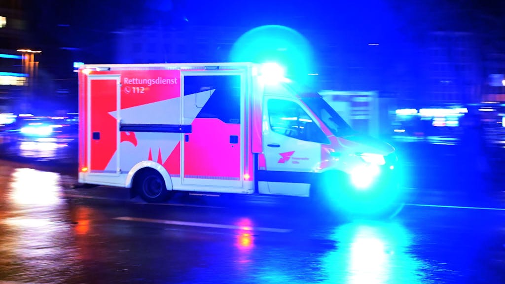 Ein Rettungswagen der Feuerwehr fährt mit Blaulicht zum Einsatz. Eine 72-jährige Autofahrerin verlor hinter dem Steuer ihres Toyotas das Bewusstsein. Sie überlebte glücklicherweise.