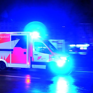 Ein Rettungswagen der Feuerwehr fährt mit Blaulicht zum Einsatz. Eine 72-jährige Autofahrerin verlor hinter dem Steuer ihres Toyotas das Bewusstsein. Sie überlebte glücklicherweise.