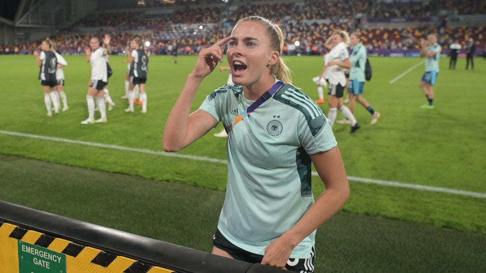 Deutschlands Nationalspielerin Laura Freigang ging nach dem EM-Spiel gegen Dänemark zu den Fans.