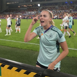 Deutschlands Nationalspielerin Laura Freigang ging nach dem EM-Spiel gegen Dänemark zu den Fans.