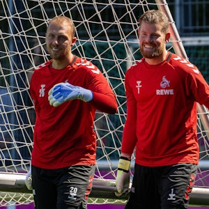 Die FC-Torhüter Marvin Schwäbe (l.) und Timo Horn im Training am 3. August 2022