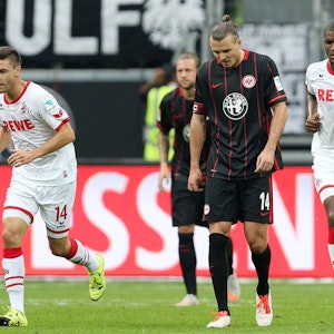 Anthony Modeste vom 1. FC Köln läuft mit dem Ball in der Hand an Alex Meier von Eintracht Frankfurt vorbei.