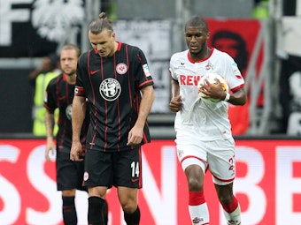 Anthony Modeste vom 1. FC Köln läuft mit dem Ball in der Hand an Alex Meier von Eintracht Frankfurt vorbei.