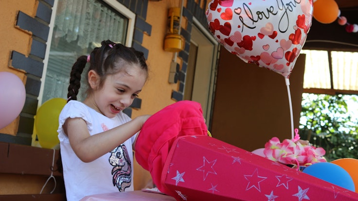 Kleines Mädchen freut sich über ihre Schultüte. Bei Sofia (6) aus Köln wurde als Baby Blutkrebs diagnostiziert.