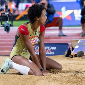 Malaika Mihambo kniet beim Weitsprung-Finale in der Sandgrube. Für Gold reichte es im Wettkampf knapp nicht.