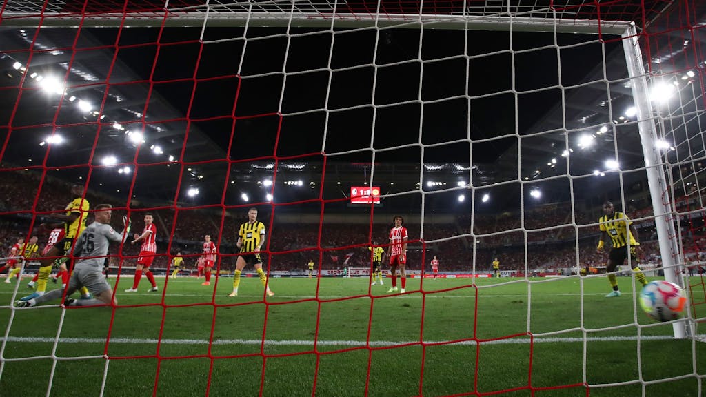 Das Tor von Marius Wolf zum 3:1 von Borussia Dortmund beim SC Freiburg aus der Hintertorperspektive