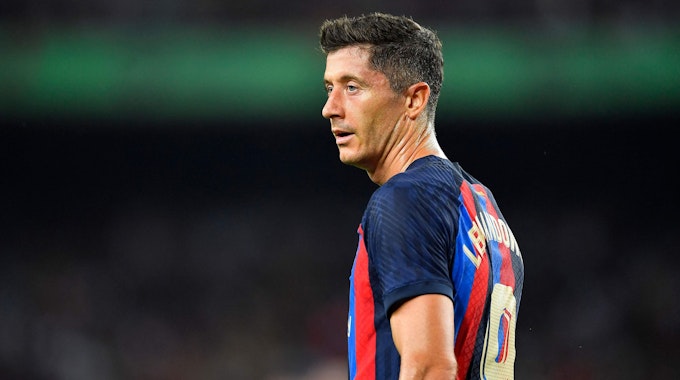 Robert Lewandowski steht im Spiel des FC Barcelona gegen Rayo Vallecano auf dem Rasen