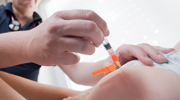 Ein Kinderarzt impft ein einjähriges Kind in den Oberschenkel gegen Masern. Das Symbolbild stammt aus dem Jahr 2019