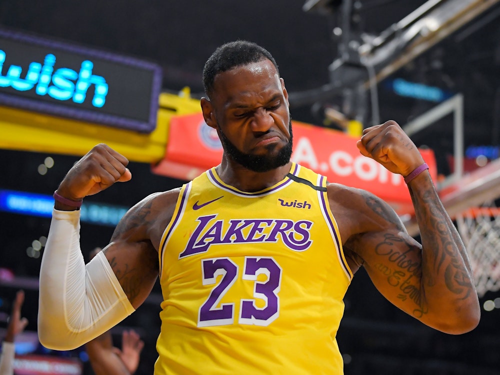NBA-Superstar LeBron James von den Los Angeles Lakers zeigt seine Muskeln.
