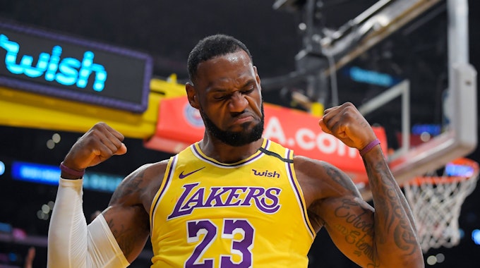NBA-Superstar LeBron James von den Los Angeles Lakers zeigt seine Muskeln.