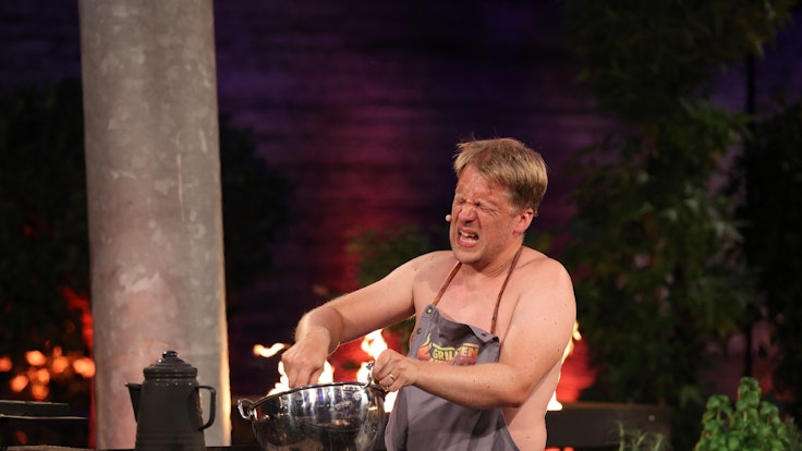 Comedian Oliver Pocher leidet bei „Grill den Henssler“ (TV-Ausstrahlung: 21. August).