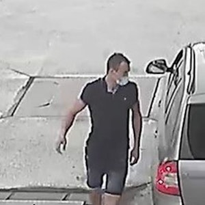 Ein Mann läuft ist an einer Tankstelle aus einem Skoda ausgestiegen und läuft an dem Fahrzeug entlang.