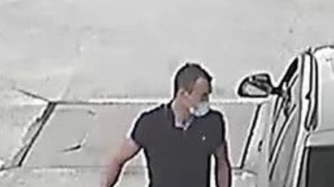 Ein Mann läuft ist an einer Tankstelle aus einem Skoda ausgestiegen und läuft an dem Fahrzeug entlang.