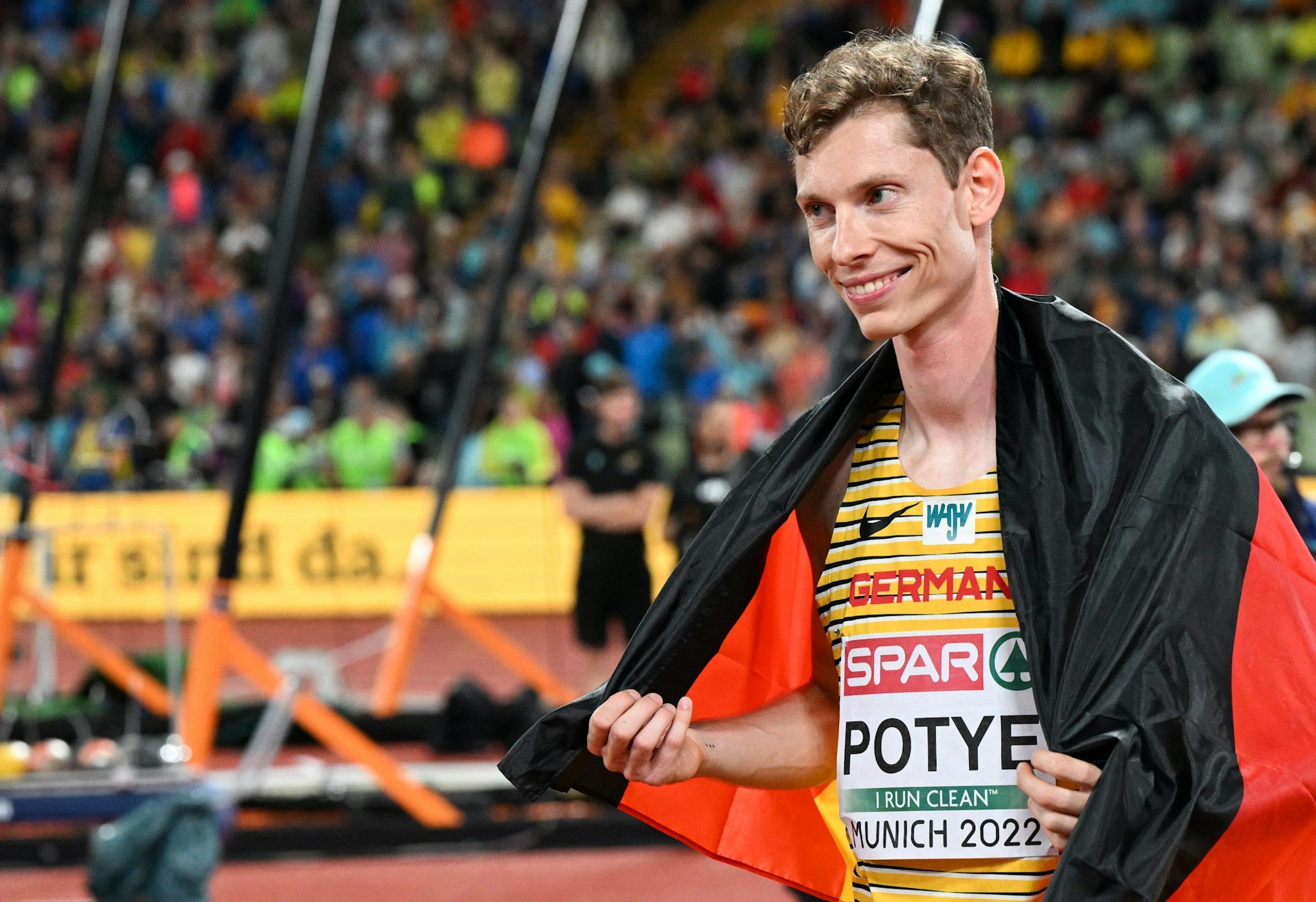 Hochsprung der Männer: Tobias Potye gewinnt überraschend Silber und feiert sich für den starken zweiten Platz.