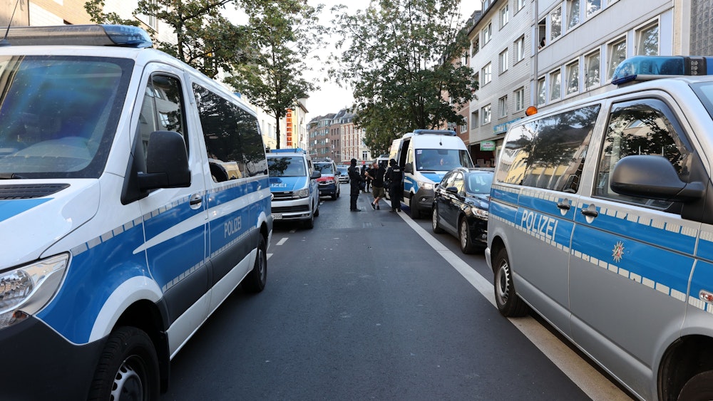 Einsatzfahrzeuge der Polizei stehen auf einer Straße in Kalk.