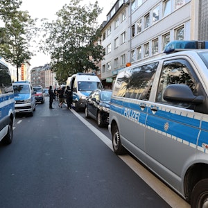 Einsatzfahrzeuge der Polizei stehen auf einer Straße in Kalk.