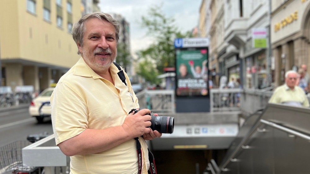 Der Kölner Fotograf Joachim Badura (hier in Nippes) fotografiert sämtliche KVB-Straßenbahnhaltestellen auf Kölner Stadtgebiet.
