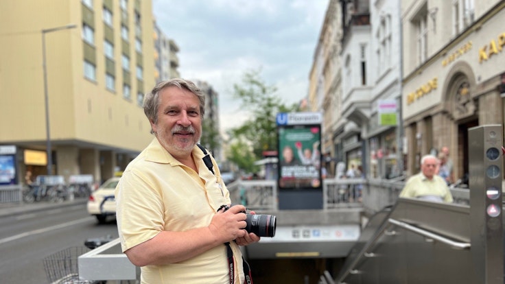 Der Kölner Fotograf Joachim Badura (hier in Nippes) fotografiert sämtliche KVB-Straßenbahnhaltestellen auf Kölner Stadtgebiet.