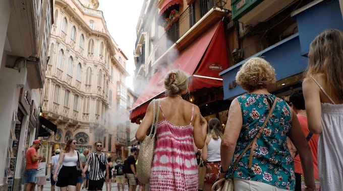 Touristen spazieren am 22. Juni 2022 durch die Innenstadt von Palma. Bei bewölktem Wetter schieben sich Massen durch die mallorquinische Hauptstadt.